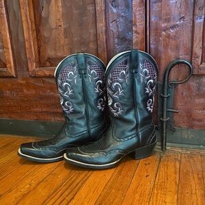 Ariat embroidered Leather cowboy boots 9B